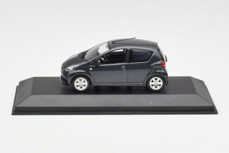 Toyota Aygo AB10 Grey Metallic Minichamps 1:43 AYGO001 Kov