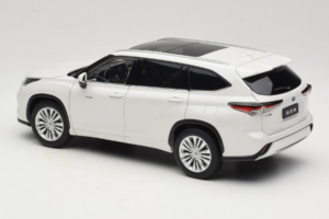 Toyota Highlander XU70 Biely OEM 1:18 26071-2011 Kov – obrázok 7 z 8