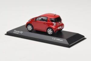 Toyota iQ Červený Minichamps 1:43 400166800 Kov – obrázok 3 z 4