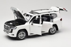 Toyota Land Cruiser J300 ZX Biely LCD 1:18 LCD18013-ZX-WH Kov – obrázok 2 z 8