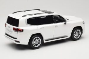 Toyota Land Cruiser J300 ZX Biely LCD 1:18 LCD18013-ZX-WH Kov – obrázok 3 z 8