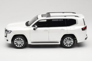 Toyota Land Cruiser J300 ZX Biely LCD 1:18 LCD18013-ZX-WH Kov – obrázok 4 z 8