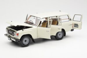 Toyota Land Cruiser J60 Biely Kyosho 1:18 08956W Kov – obrázok 2 z 8