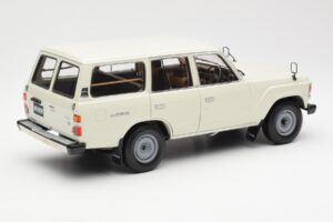 Toyota Land Cruiser J60 Biely Kyosho 1:18 08956W Kov – obrázok 3 z 8