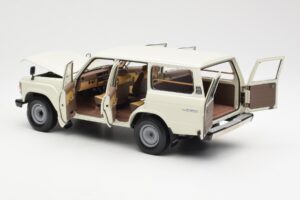 Toyota Land Cruiser J60 Biely Kyosho 1:18 08956W Kov – obrázok 5 z 8