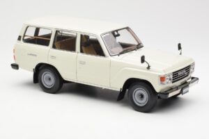 Toyota Land Cruiser J60 Biely Kyosho 1:18 08956W Kov – obrázok 6 z 8