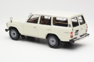 Toyota Land Cruiser J60 Biely Kyosho 1:18 08956W Kov – obrázok 7 z 8