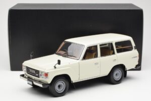 Toyota Land Cruiser J60 Biely Kyosho 1:18 08956W Kov – obrázok 8 z 8