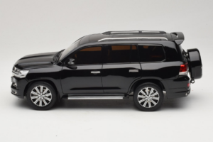 Toyota Land Cruiser LC200 Čierny Kengfai 1:18 KF024-13 Kov – obrázok 4 z 8