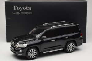 Toyota Land Cruiser LC200 Čierny Kengfai 1:18 KF024-13 Kov – obrázok 8 z 8