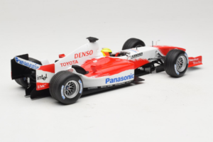 Toyota TF105 #17 R. Schumacher Panasonic Toyota Racing Showcar 2005 Minichamps 1:18 100050087 Kov – obrázok 2 z 7