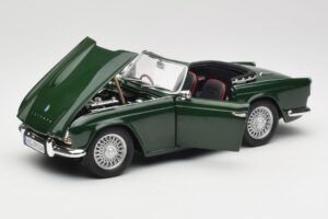 Triumph TR4 British Racing Green Revell 1:18 08827-T1 Kov – obrázok 2 z 8