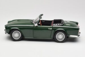 Triumph TR4 British Racing Green Revell 1:18 08827-T1 Kov – obrázok 4 z 8