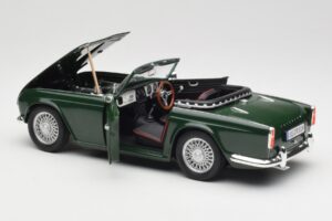 Triumph TR4 British Racing Green Revell 1:18 08827-T1 Kov – obrázok 5 z 8
