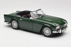 Triumph TR4 British Racing Green Revell 1:18 08827-T1 Kov – obrázok 6 z 8