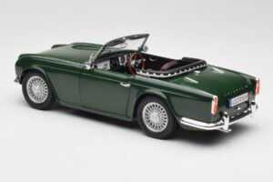 Triumph TR4 British Racing Green Revell 1:18 08827-T1 Kov – obrázok 7 z 8