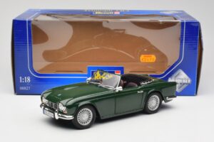 Triumph TR4 British Racing Green Revell 1:18 08827-T1 Kov – obrázok 8 z 8
