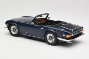 Triumph TR6 PI Tmavo Modrý Minichamps 1:18 155132032 Kov – obrázok 5 z 6
