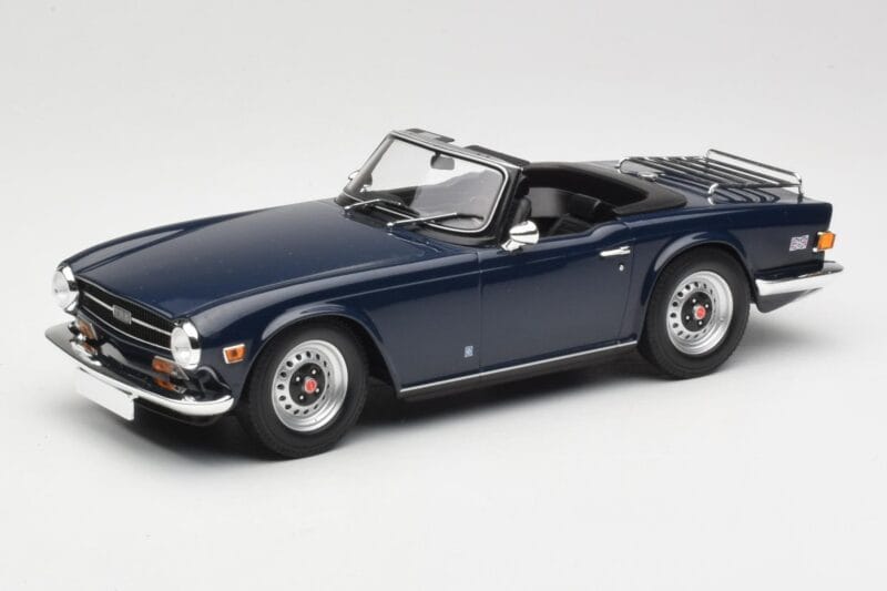 Triumph TR6 PI Tmavo Modrý Minichamps 1:18 155132032 Kov