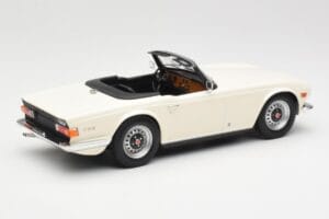 Triumph TR6 PI Biely Minichamps 1:18 155132035 Kov – obrázok 2 z 6