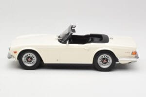 Triumph TR6 PI Biely Minichamps 1:18 155132035 Kov – obrázok 3 z 6