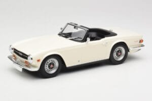 Triumph TR6 PI Biely Minichamps 1:18 155132035 Kov