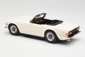Triumph TR6 PI Biely Minichamps 1:18 155132035 Kov – obrázok 5 z 6