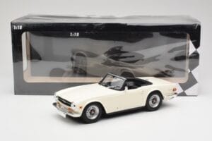 Triumph TR6 PI Biely Minichamps 1:18 155132035 Kov – obrázok 6 z 6