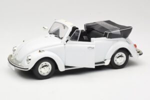 Volkswagen 1302 LS Kabriolet Biely Revell 1:18 8415 Kov – obrázok 2 z 8