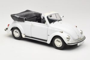Volkswagen 1302 LS Kabriolet Biely Revell 1:18 8415 Kov – obrázok 6 z 8
