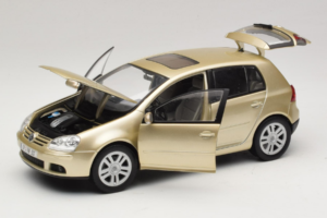 Volkswagen Golf Mk5 Light Bronze Metallic Bburago 1:18 09930201W Kov – obrázok 2 z 8