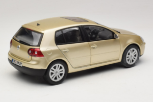 Volkswagen Golf Mk5 Light Bronze Metallic Bburago 1:18 09930201W Kov – obrázok 3 z 8