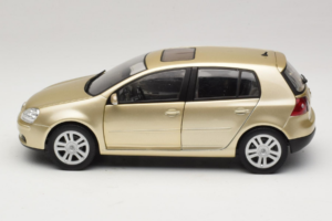 Volkswagen Golf Mk5 Light Bronze Metallic Bburago 1:18 09930201W Kov – obrázok 4 z 8