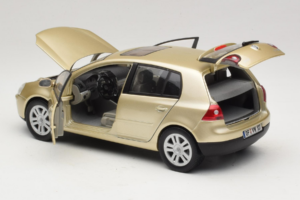 Volkswagen Golf Mk5 Light Bronze Metallic Bburago 1:18 09930201W Kov – obrázok 5 z 8
