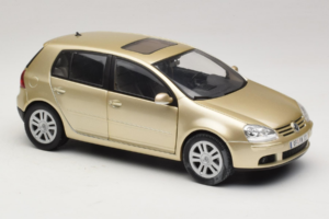 Volkswagen Golf Mk5 Light Bronze Metallic Bburago 1:18 09930201W Kov – obrázok 6 z 8