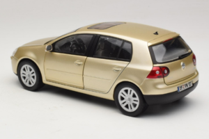 Volkswagen Golf Mk5 Light Bronze Metallic Bburago 1:18 09930201W Kov – obrázok 7 z 8