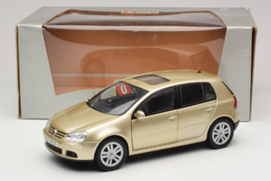 Volkswagen Golf Mk5 Light Bronze Metallic Bburago 1:18 09930201W Kov – obrázok 8 z 8