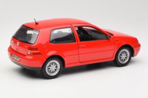 Volkswagen Golf Mk4 GTI Červený Revell 1:18 08943 Kov – obrázok 3 z 8