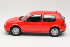 Volkswagen Golf Mk4 GTI Červený Revell 1:18 08943 Kov – obrázok 4 z 8