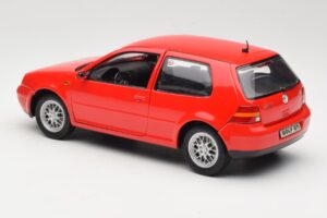 Volkswagen Golf Mk4 GTI Červený Revell 1:18 08943 Kov – obrázok 7 z 8