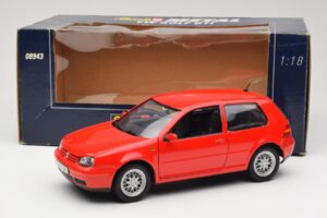 Volkswagen Golf Mk4 GTI Červený Revell 1:18 08943 Kov – obrázok 8 z 8