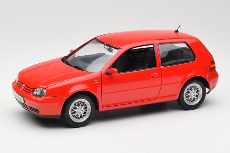 Volkswagen Golf Mk4 GTI Červený Revell 1:18 08943 Kov