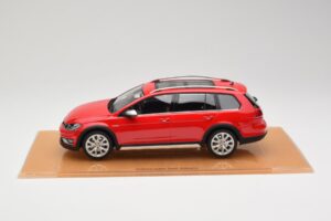 Volkswagen Golf Mk7 Alltrack Tornado Red DNA 1:18 DNA000035 Živica – obrázok 3 z 6