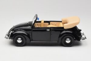 Volkswagen Chrobák Kabriolet Čierny Maisto 1:18 37800-M6 Kov – obrázok 4 z 8