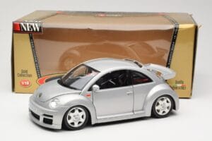 Volkswagen New Beetle RSi Strieborný Bburago 1:18 3306 Kov – obrázok 8 z 8