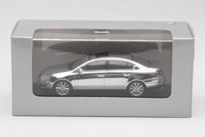 Volkswagen Passat B6 Chrome Silver 10 Years Volkswagen Magazine Minichamps 1:43 PASSAT004 Kov – obrázok 4 z 4