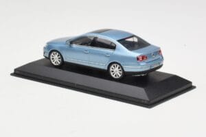 Volkswagen Passat B6 Blue Metallic Minichamps 1:43 PASSAT002 Kov – obrázok 3 z 4