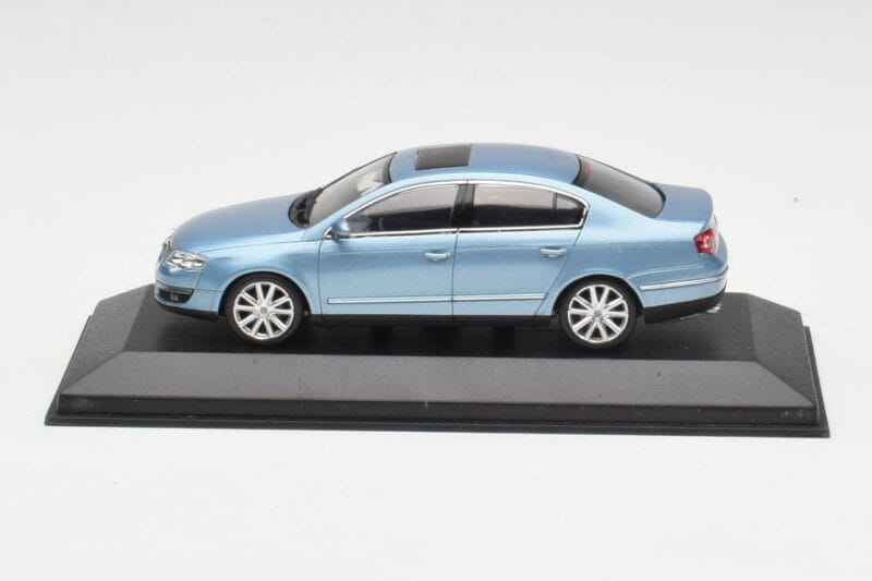 Volkswagen Passat B6 Blue Metallic Minichamps 1:43 PASSAT002 Kov
