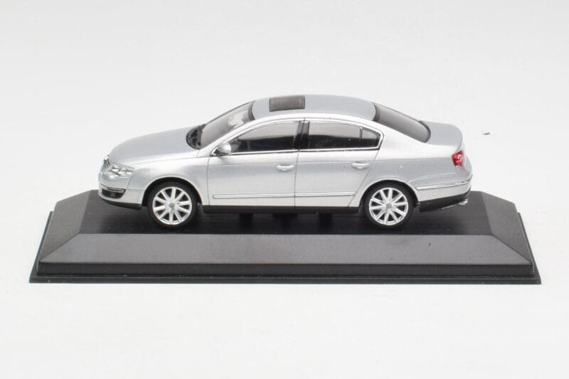 Volkswagen Passat B6 Strieborný Minichamps 1:43 PASSAT003 Kov