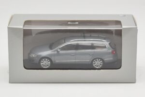 Volkswagen Passat B6 Variant Grey Metallic Minichamps 1:43 PASSAT005 Kov – obrázok 4 z 4